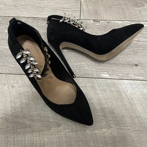 Black pumps with jeweled anklet